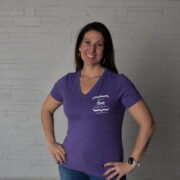 Short v-neck shirt with white logo